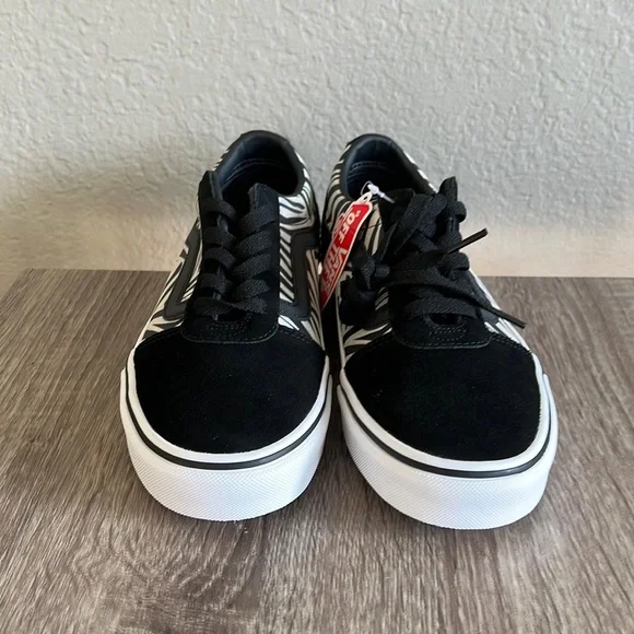 NWT Vans Suede Metallic Zebra New Sneakers Womens Size 8 - Picture 2 of 8